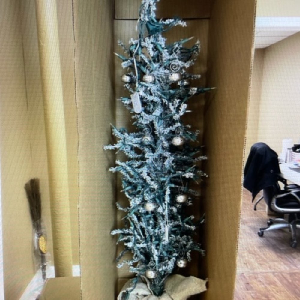 Christmas Tree Flocked Green Prelit 4 FT 200 LED White Lights